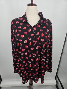 torrid Black Button-Front Blouse with Red & Pink Lip Print Size 2 (2X)